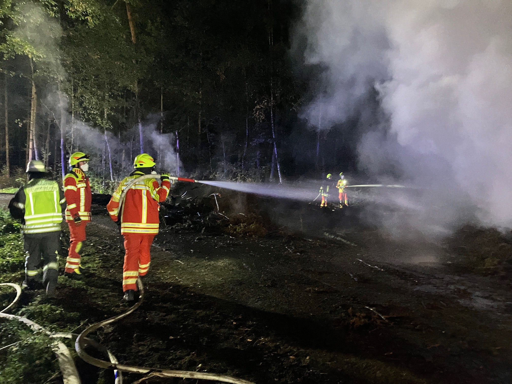 Brand eines Holzstoßes im Wald zwischen Neunkirchen und Wiesendorf – Bild 6
