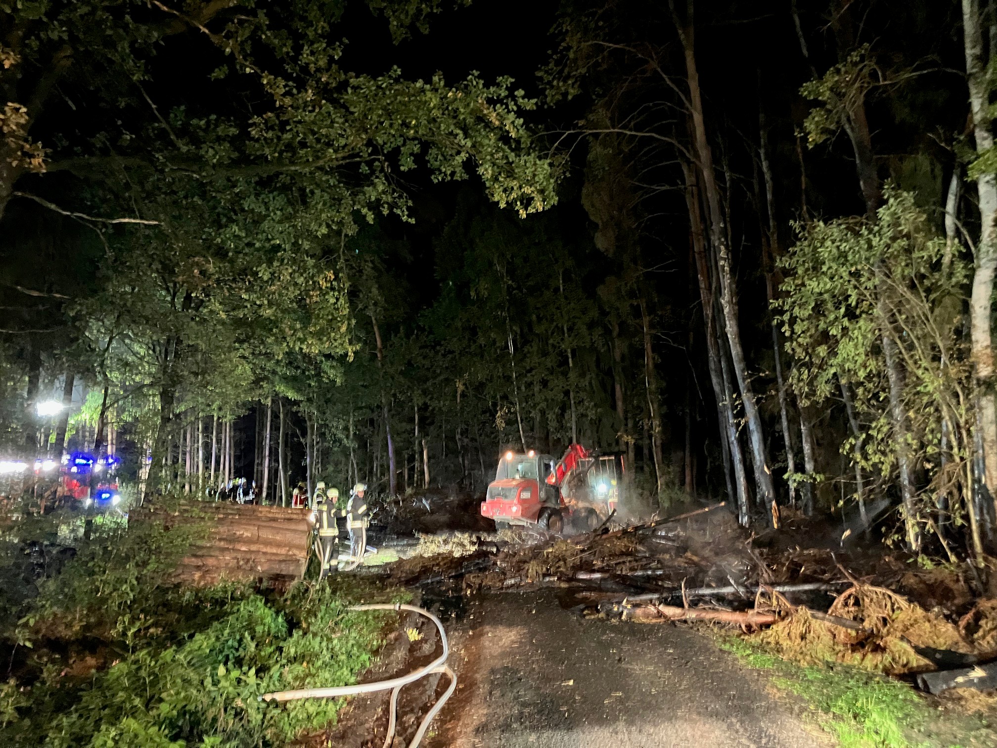 Brand eines Holzstoßes im Wald zwischen Neunkirchen und Wiesendorf – Bild 9