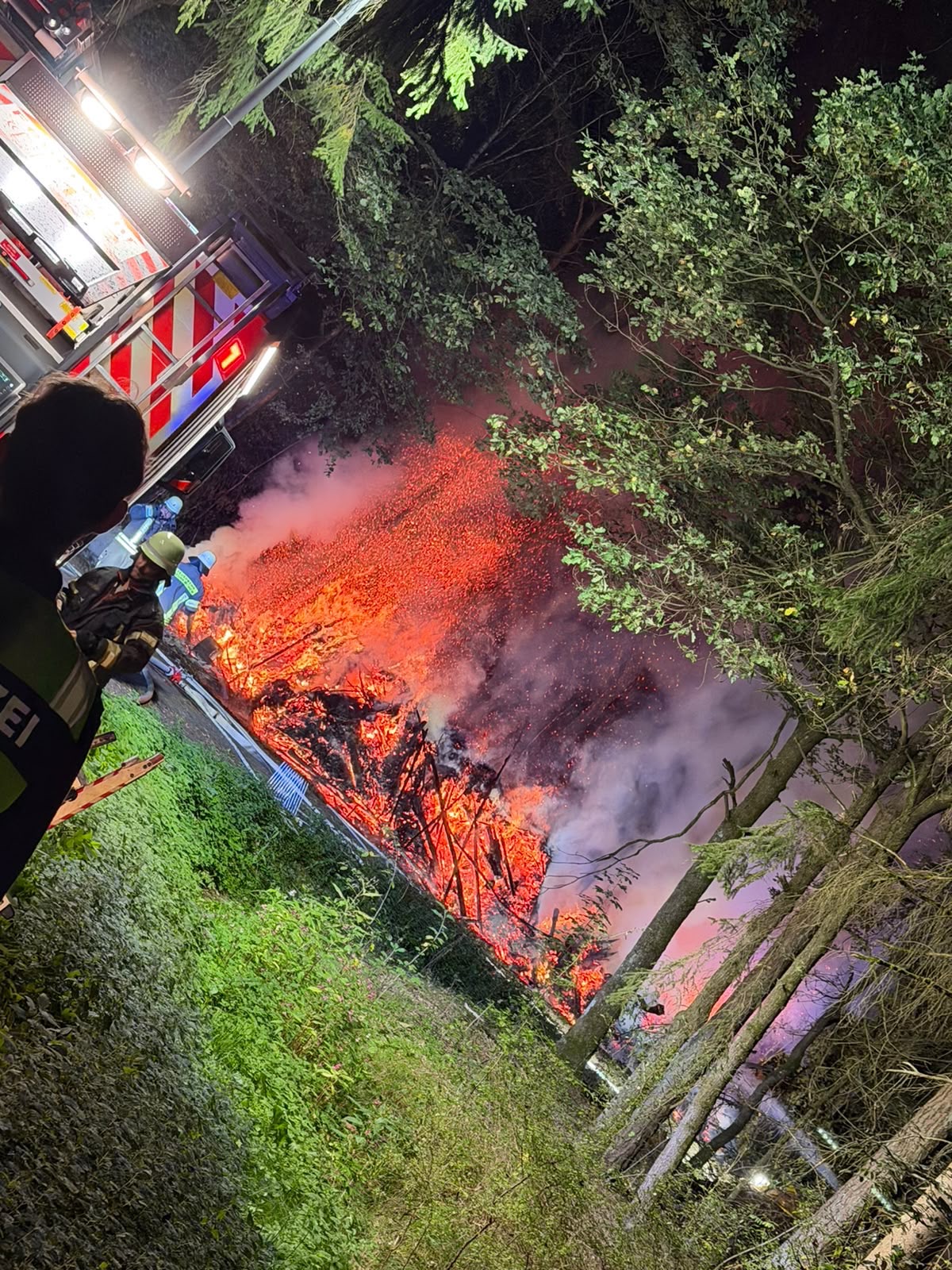 Brand eines Holzstoßes im Wald zwischen Neunkirchen und Wiesendorf – Bild 2