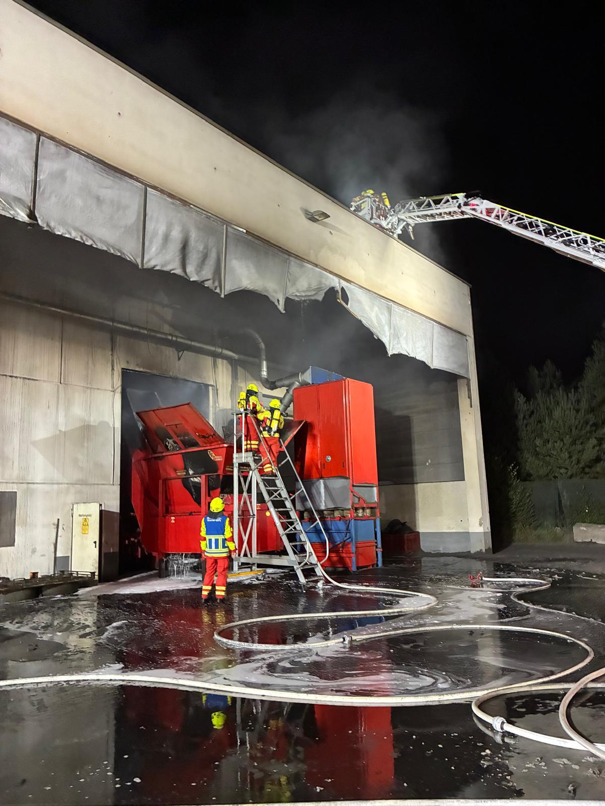 Maschinenbrand im Industriegebiet – Bild 2