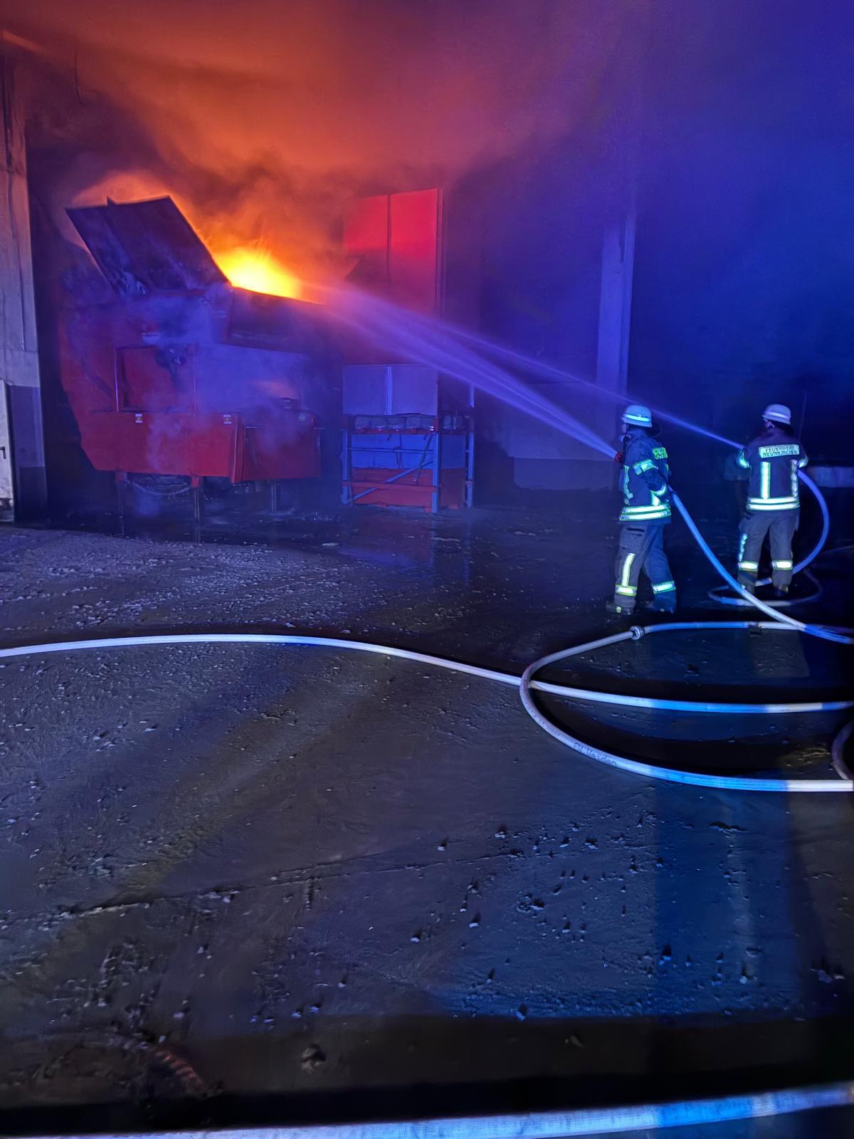 Maschinenbrand im Industriegebiet – Bild 1