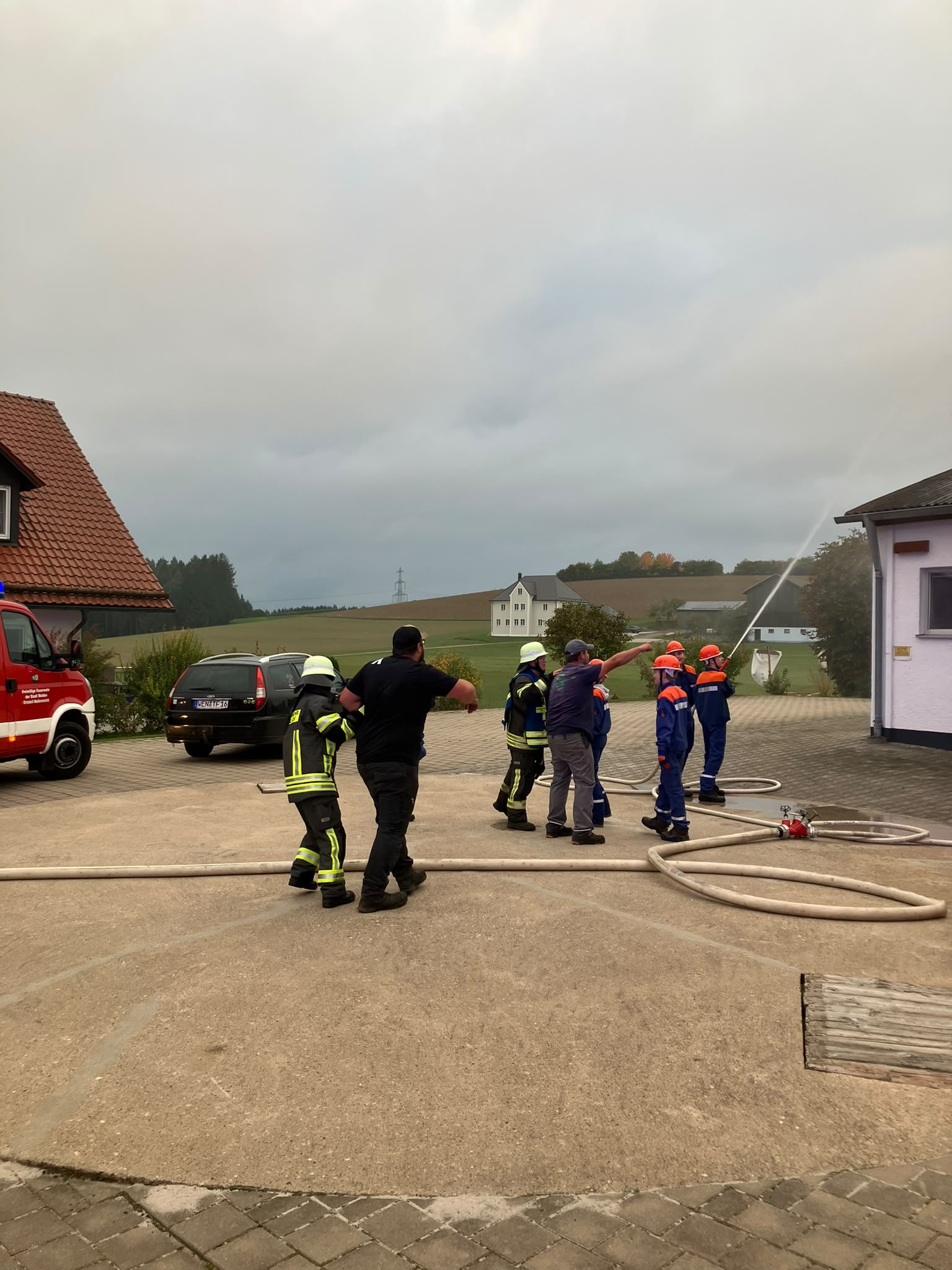 Rauch, Menschenrettung und Brandbekämpfung: Feuerwehrnachwuchs meistert Großeinsatz mit Bravour – Bild 18