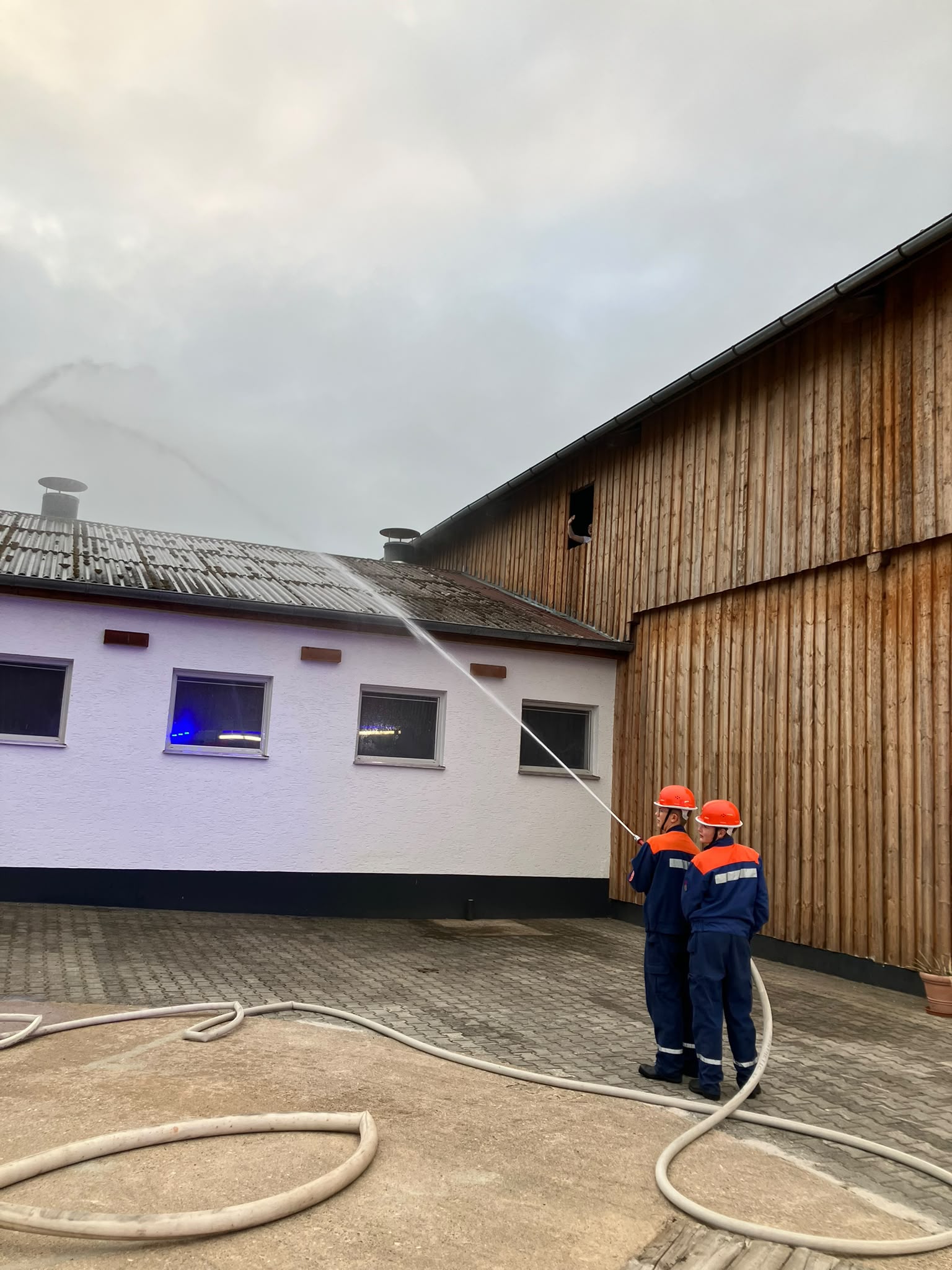 Rauch, Menschenrettung und Brandbekämpfung: Feuerwehrnachwuchs meistert Großeinsatz mit Bravour – Bild 17