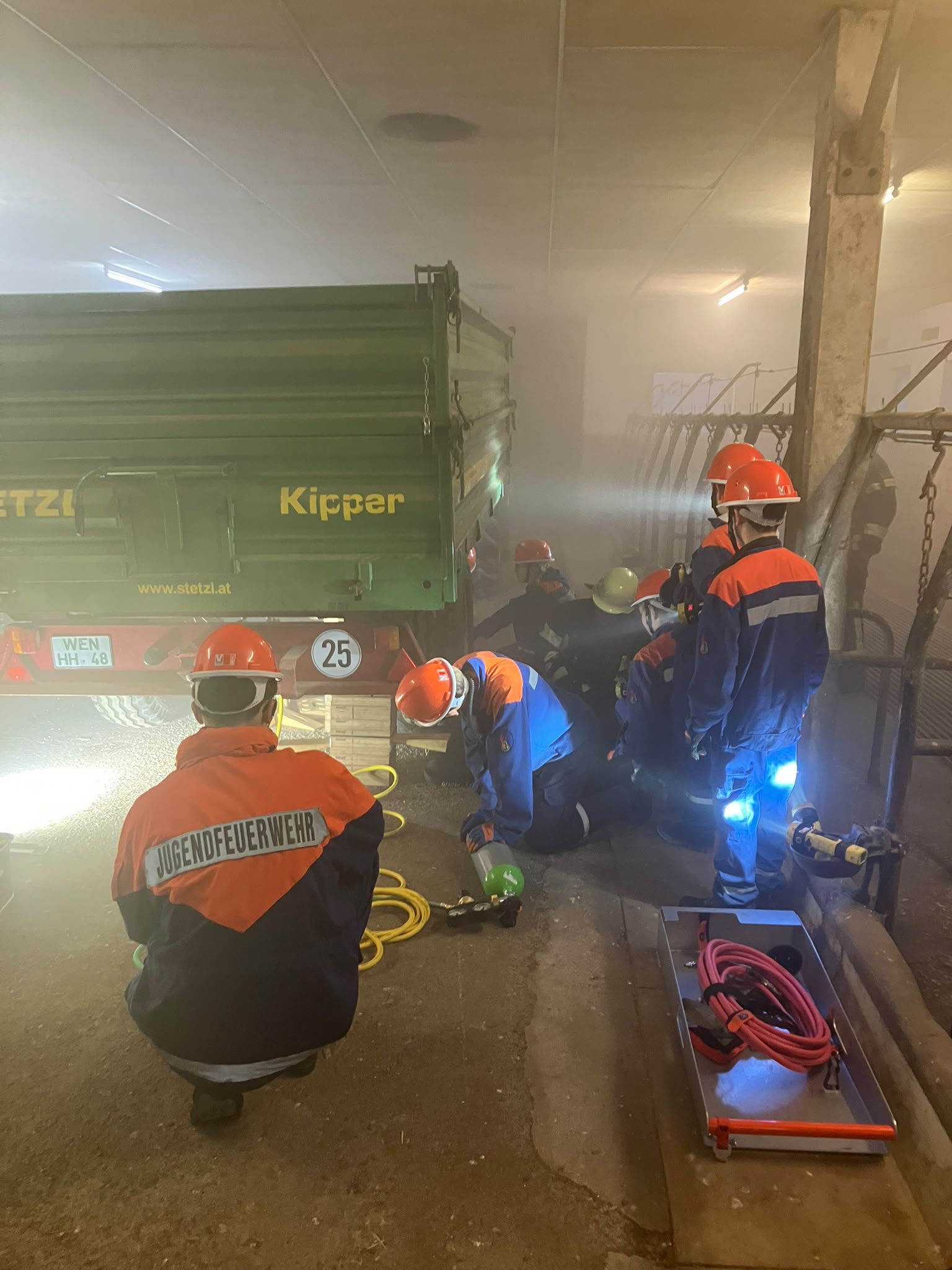 Rauch, Menschenrettung und Brandbekämpfung: Feuerwehrnachwuchs meistert Großeinsatz mit Bravour – Bild 11