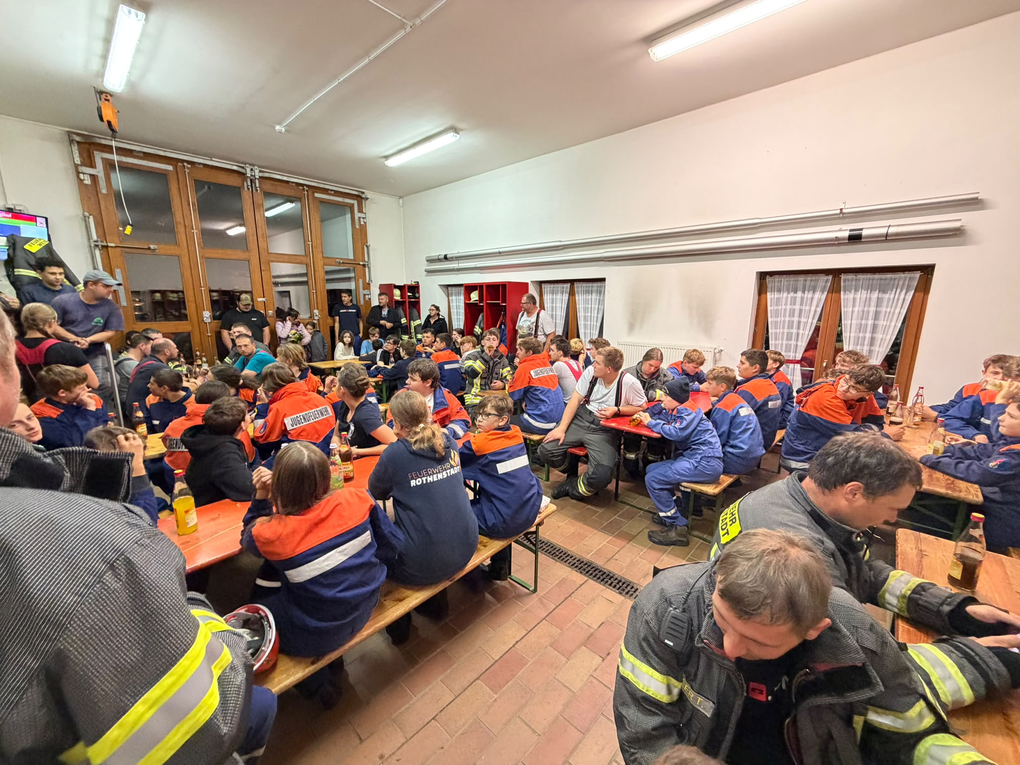 Rauch, Menschenrettung und Brandbekämpfung: Feuerwehrnachwuchs meistert Großeinsatz mit Bravour – Bild 7
