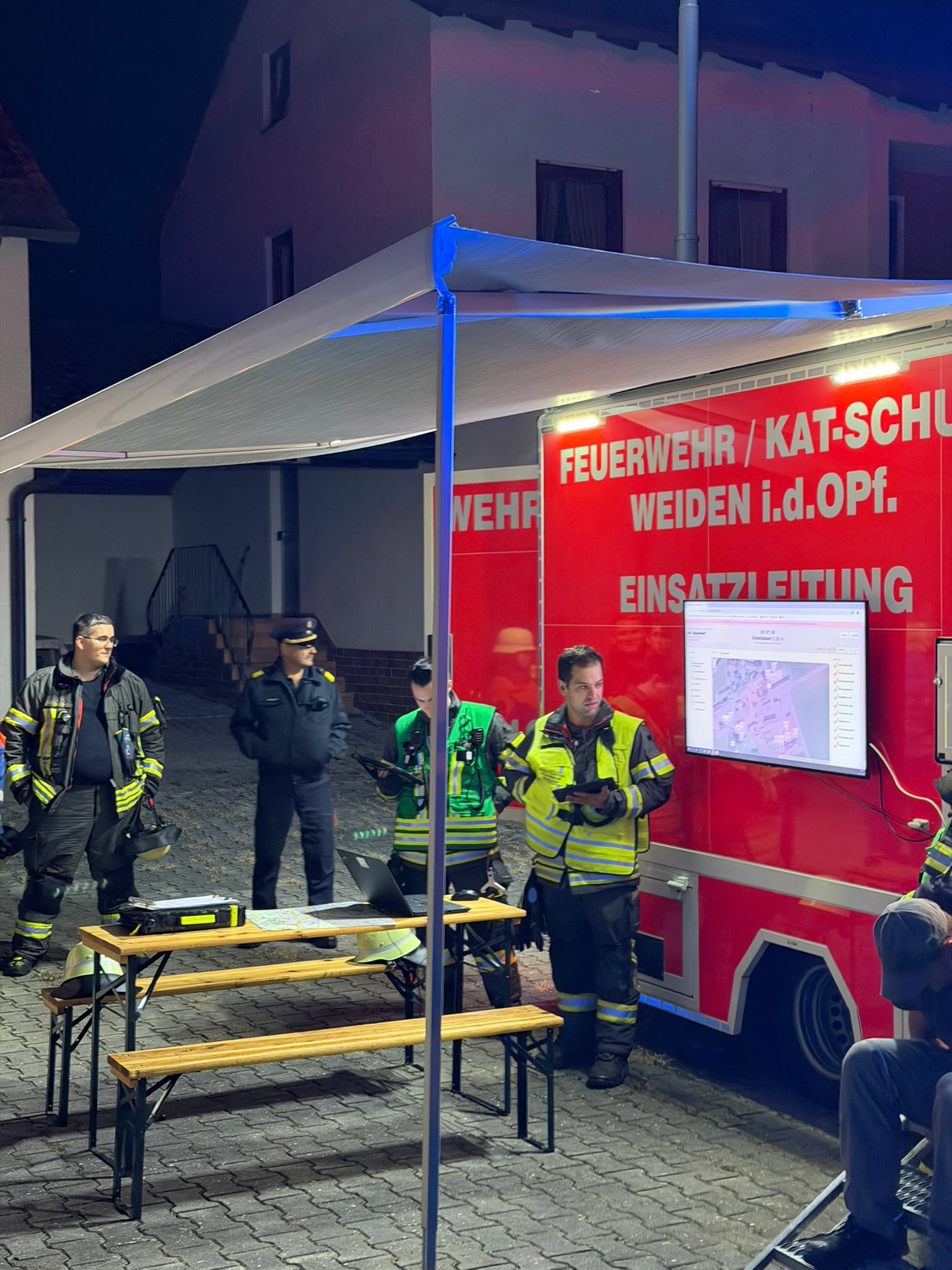 Rauch, Menschenrettung und Brandbekämpfung: Feuerwehrnachwuchs meistert Großeinsatz mit Bravour – Bild 6