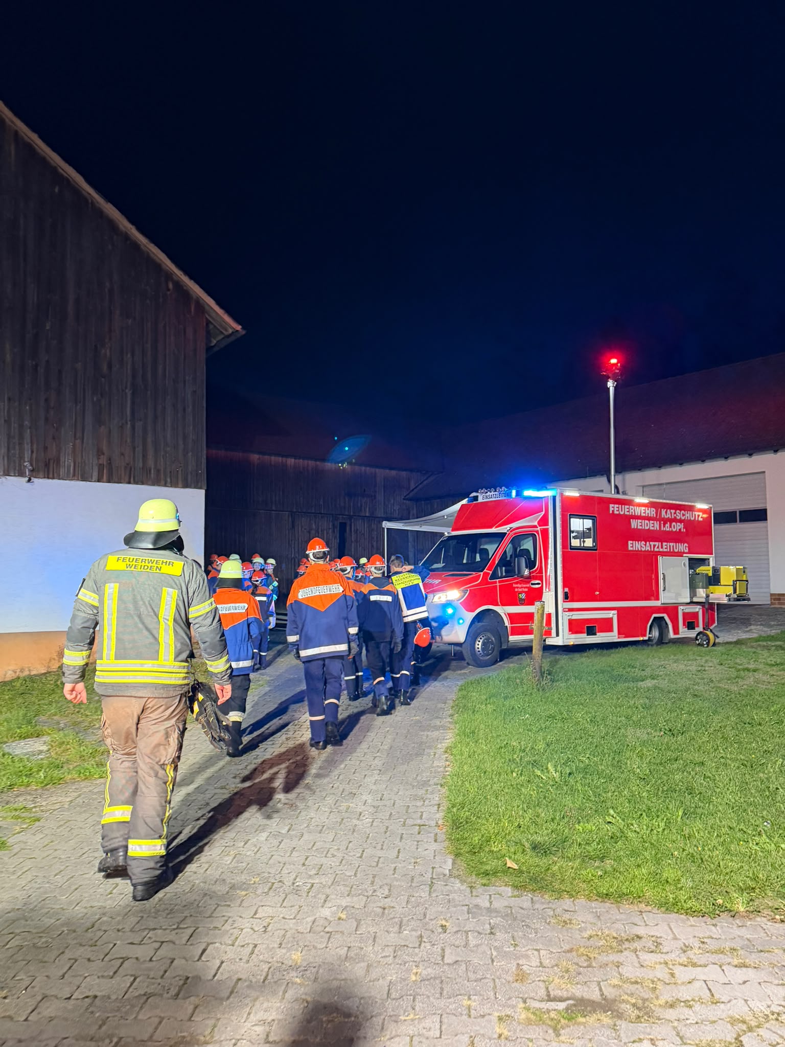Rauch, Menschenrettung und Brandbekämpfung: Feuerwehrnachwuchs meistert Großeinsatz mit Bravour – Bild 4
