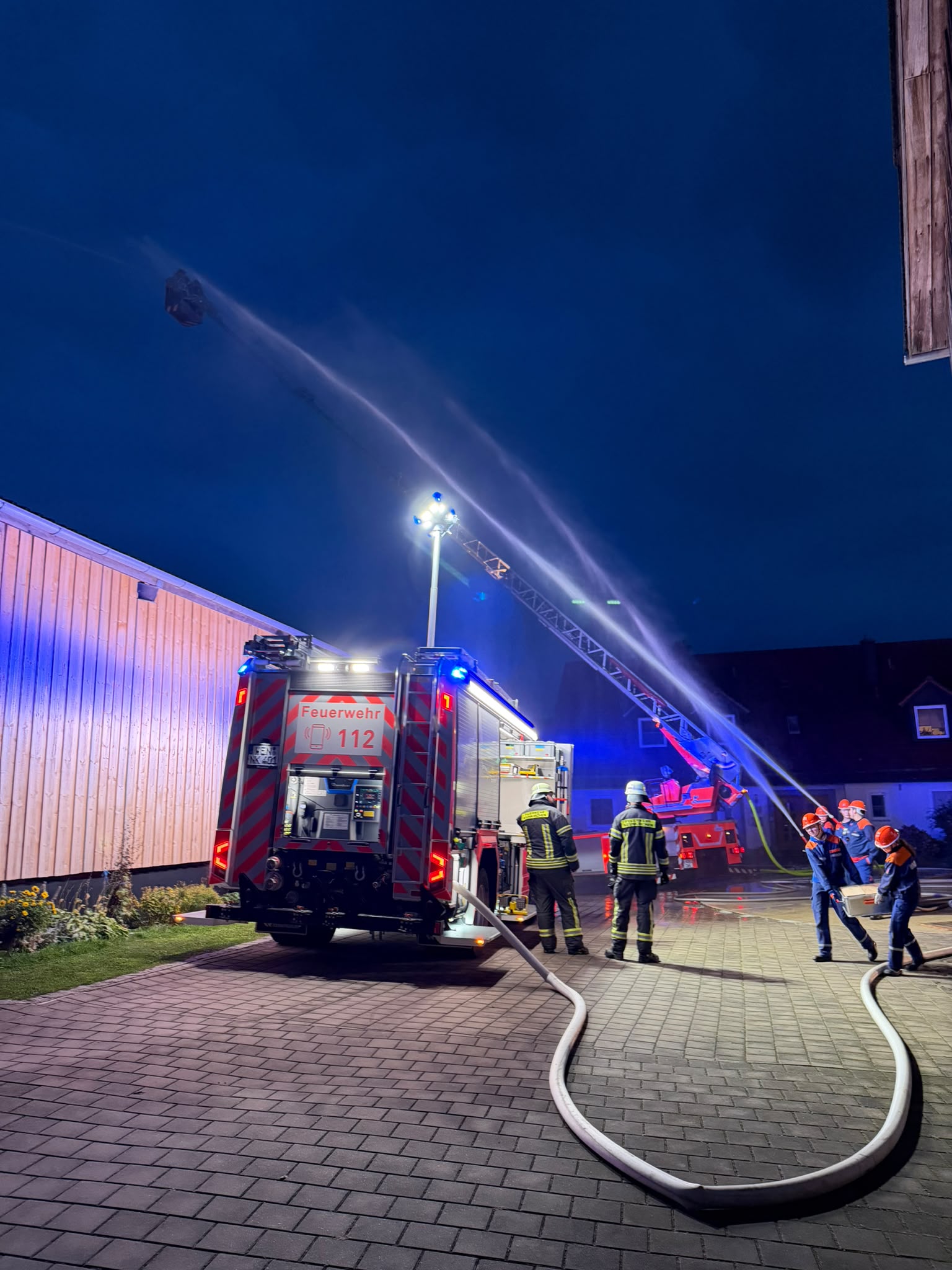 Rauch, Menschenrettung und Brandbekämpfung: Feuerwehrnachwuchs meistert Großeinsatz mit Bravour – Bild 3