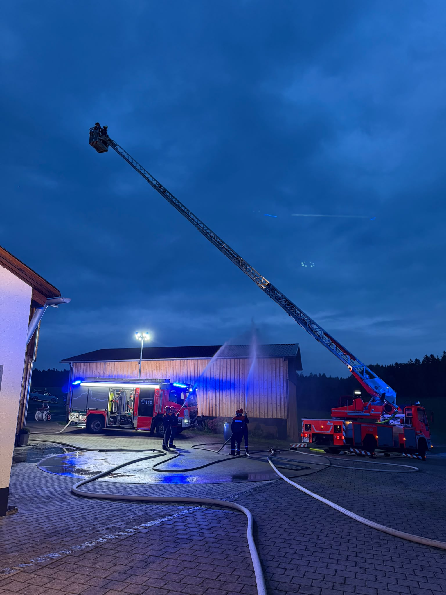 Rauch, Menschenrettung und Brandbekämpfung: Feuerwehrnachwuchs meistert Großeinsatz mit Bravour – Bild 2