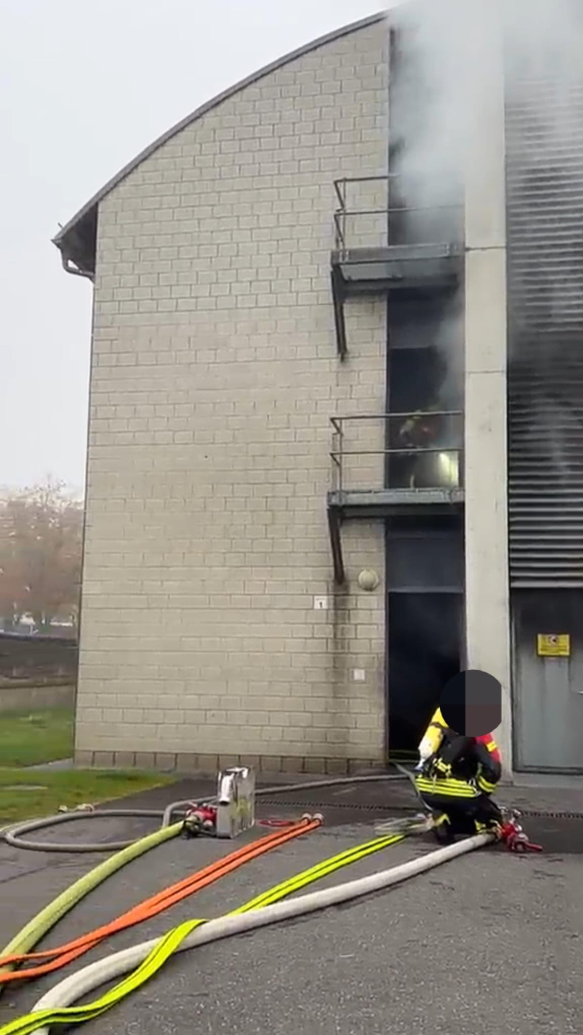 Zum Vergrößern klicken Realitätsnahes Training für den Ernstfall – Lehrgang „Brandhaus“ in Würzburg – Bild 1