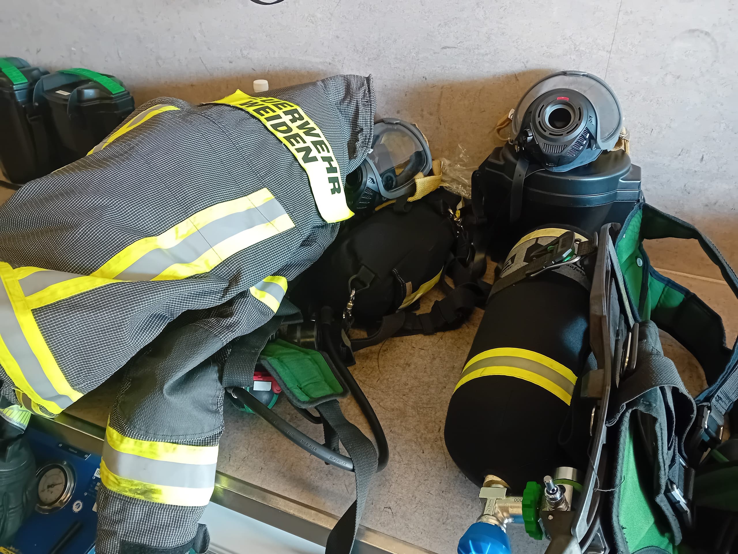 Zum Vergrößern klicken Realitätsnahes Training für den Ernstfall – Lehrgang „Brandhaus“ in Würzburg – Bild 2
