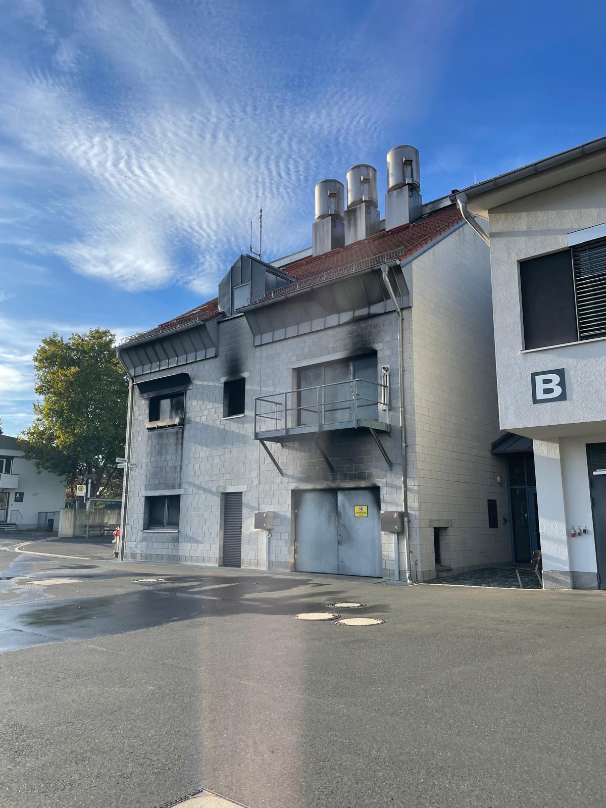 Zum Vergrößern klicken Realitätsnahes Training für den Ernstfall – Lehrgang „Brandhaus“ in Würzburg – Bild 3