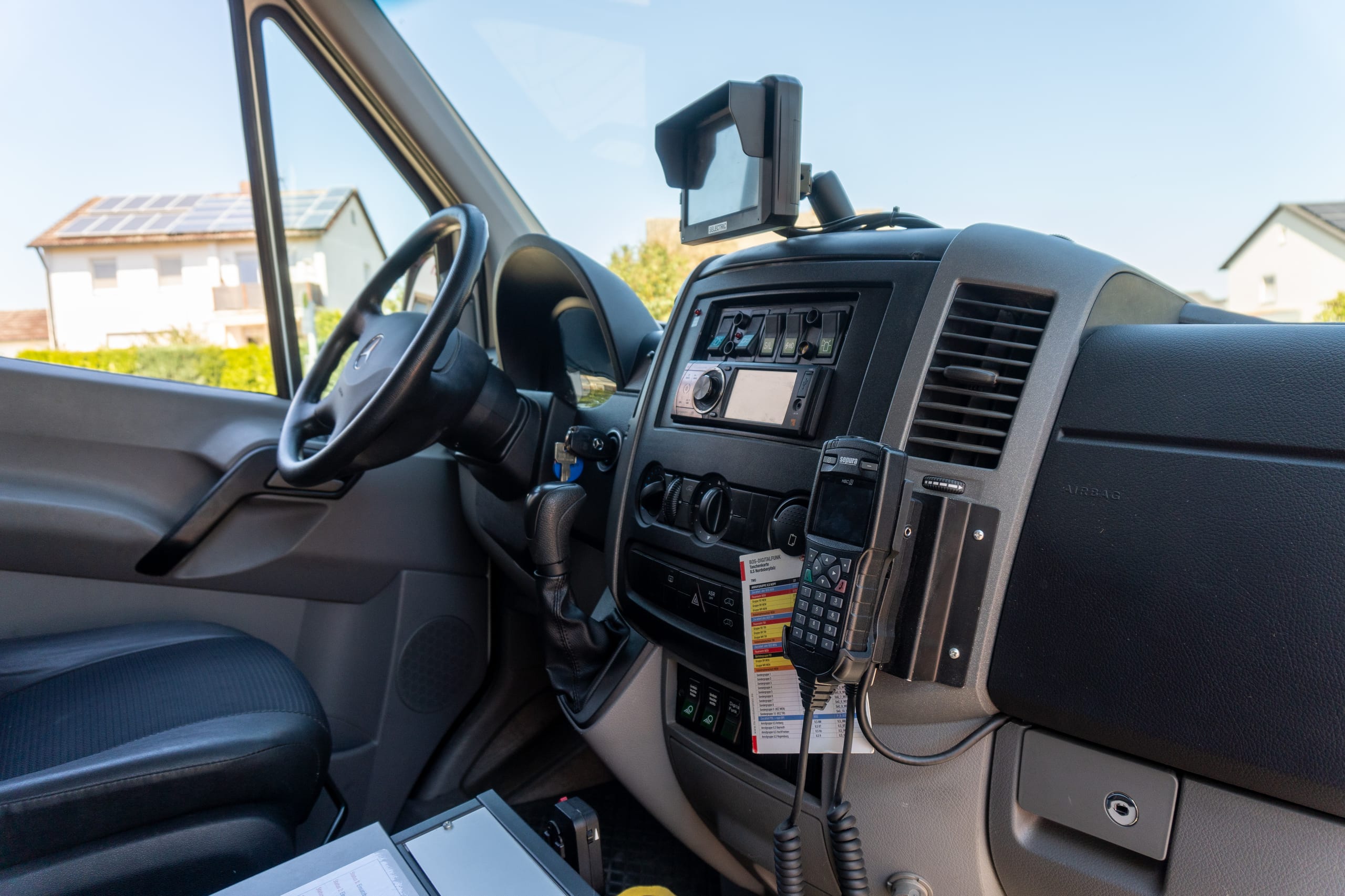 Cockpit mit Digitalfunk und Navigation