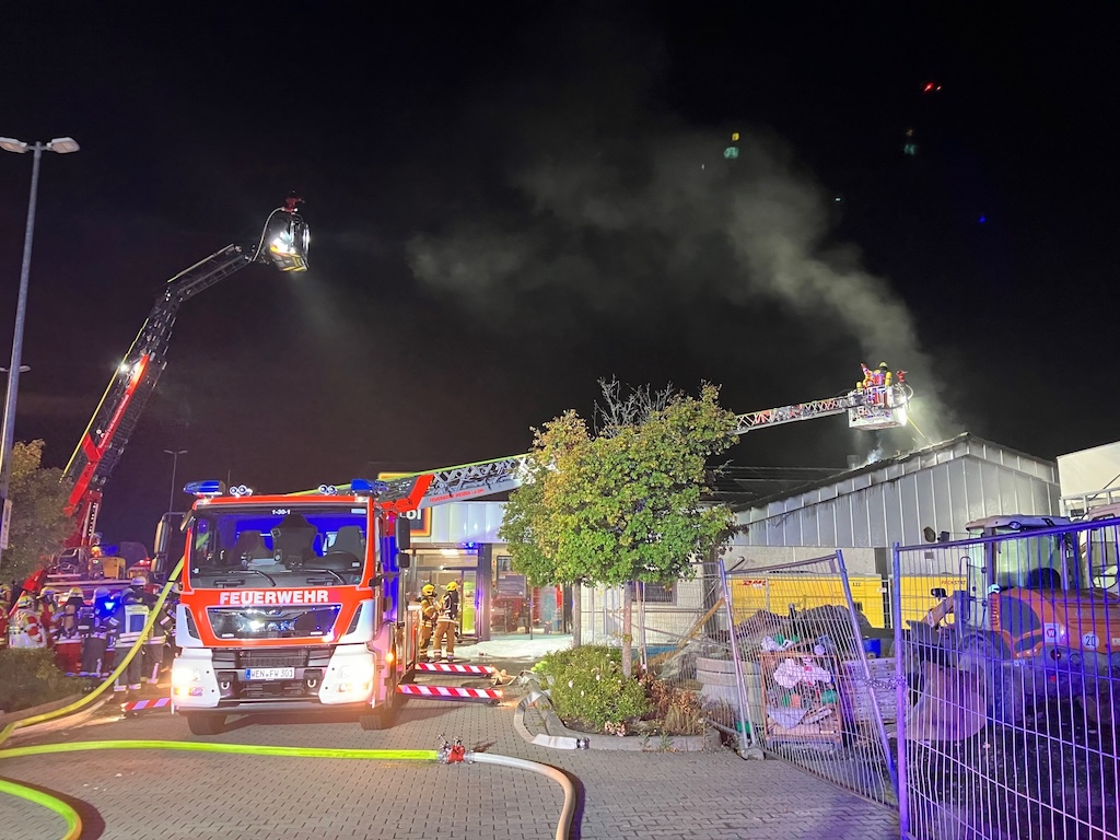 Dachstuhlbrand in einem Discountmarkt – Bild 2