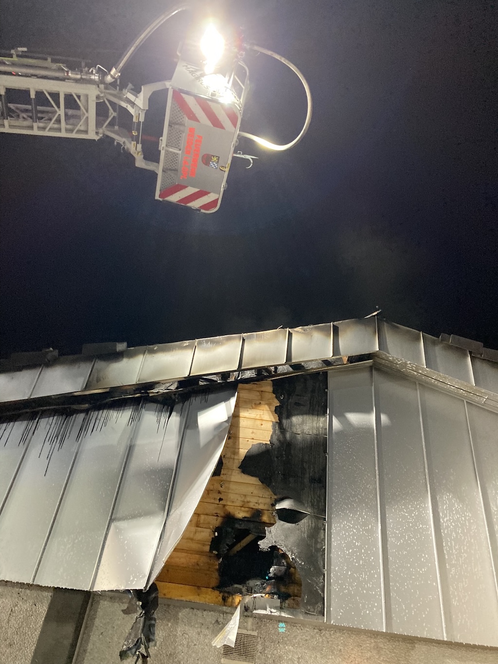 Dachstuhlbrand in einem Discountmarkt – Bild 6