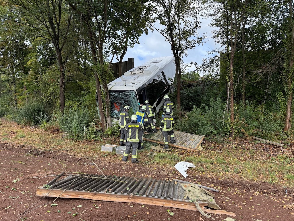 Schweres Busunglück auf der A 93 – Bild 2