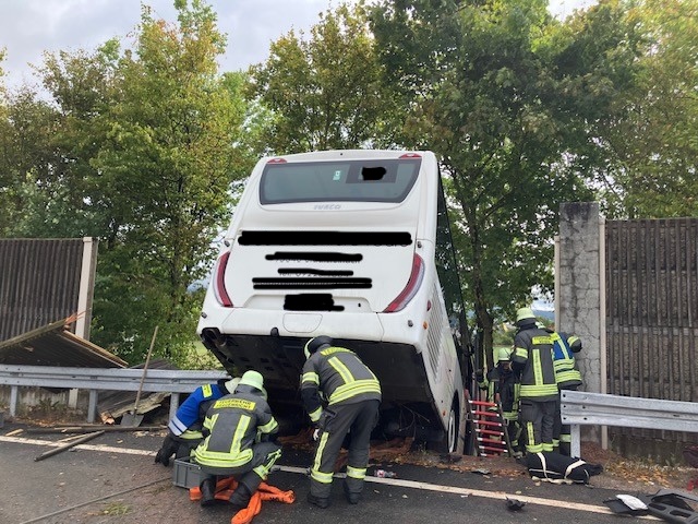 Schweres Busunglück auf der A 93 – Bild 3