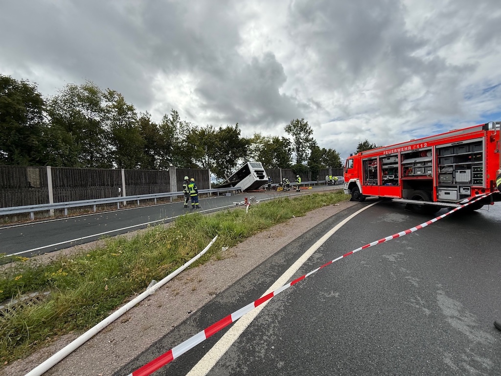 Schweres Busunglück auf der A 93 – Bild 4