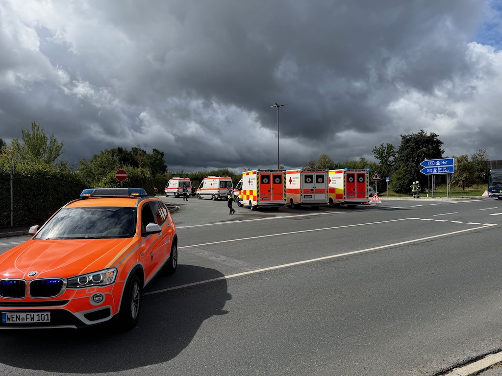 Schweres Busunglück auf der A 93 – Bild 5