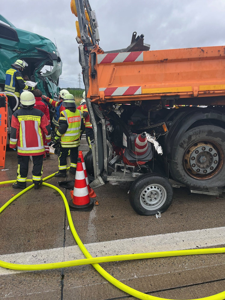 Zum Vergrößern klicken Verkehrsunfall mit Lkw – Person eingeklemmt – Bild 2