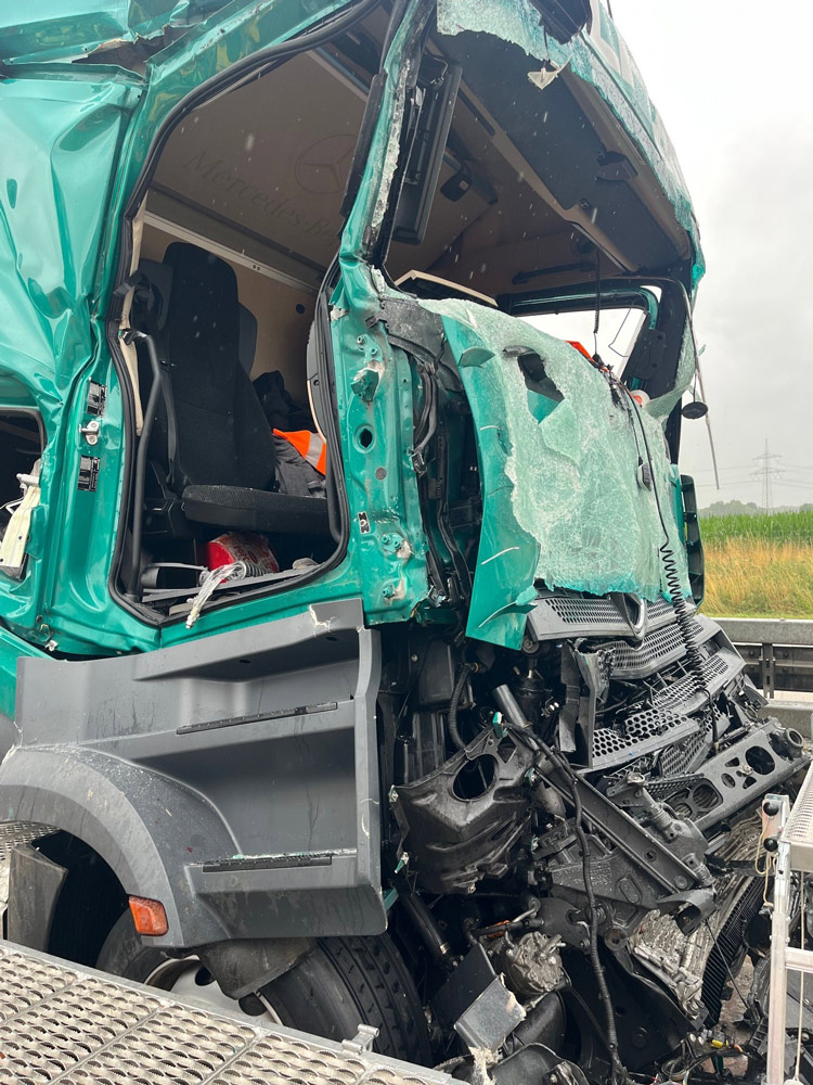 Zum Vergrößern klicken Verkehrsunfall mit Lkw – Person eingeklemmt – Bild 3