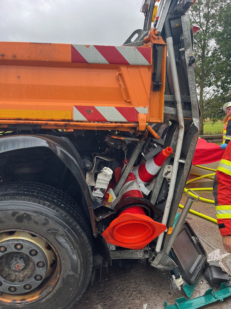 Zum Vergrößern klicken Verkehrsunfall mit Lkw – Person eingeklemmt – Bild 4