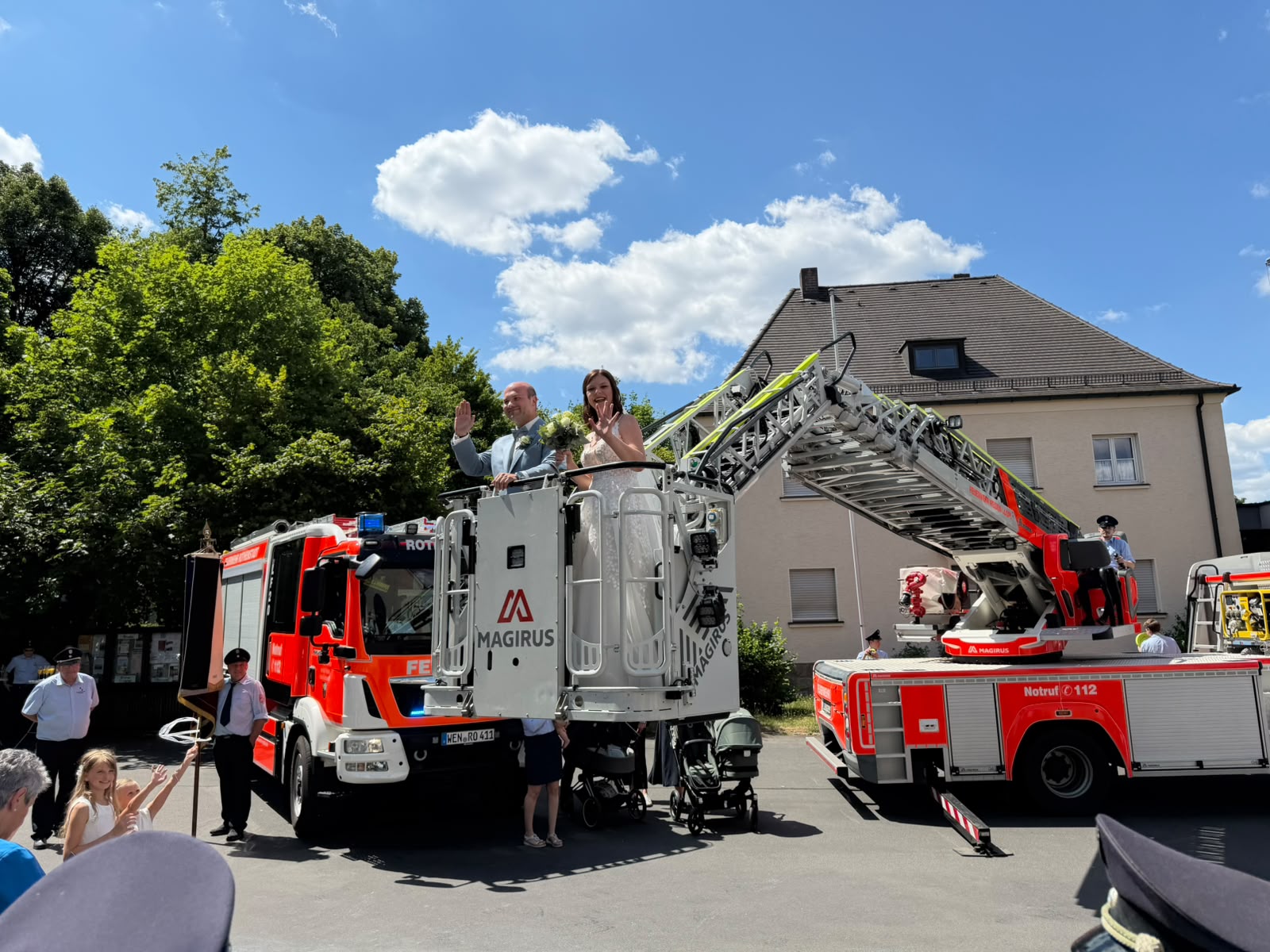 Das Brautpaar bei strahlendem Sonnenschein